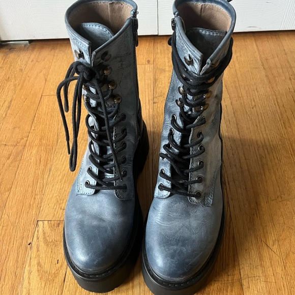 Steve Madden blue / black lace up combat platform boots. - Picture 4 of 5